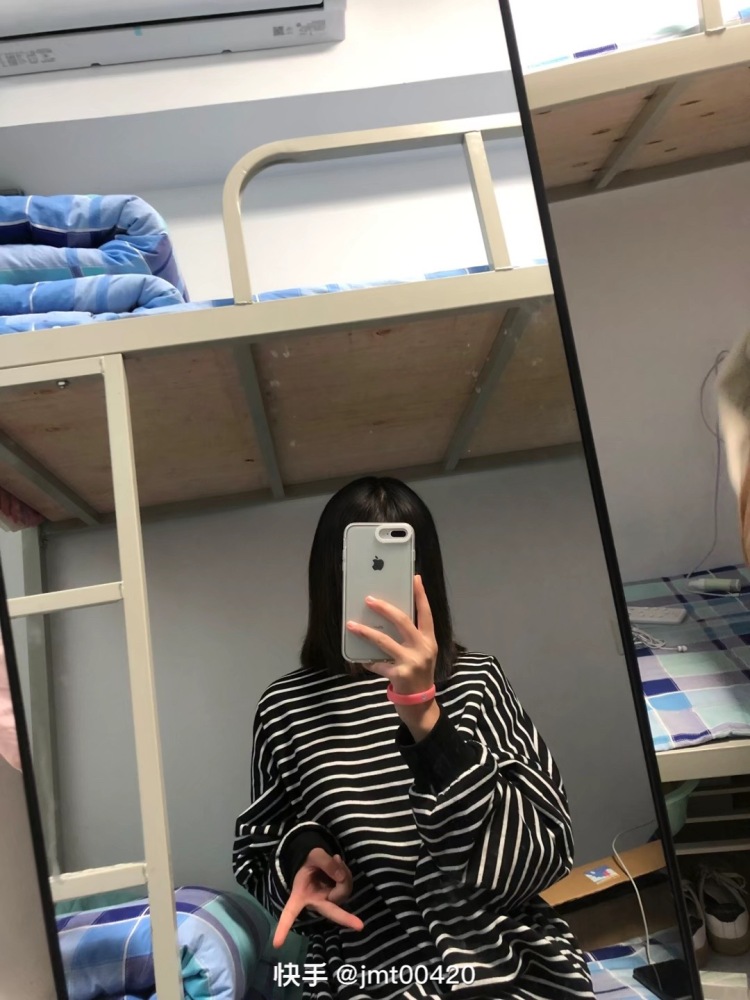 婷-河北省·石家庄市·裕华区--我是一个学生爱好打游戏拍照喜欢刷快手然后游戏王者飞车都会一点我也比较喜欢刷快手粉丝七百五十多嘿嘿