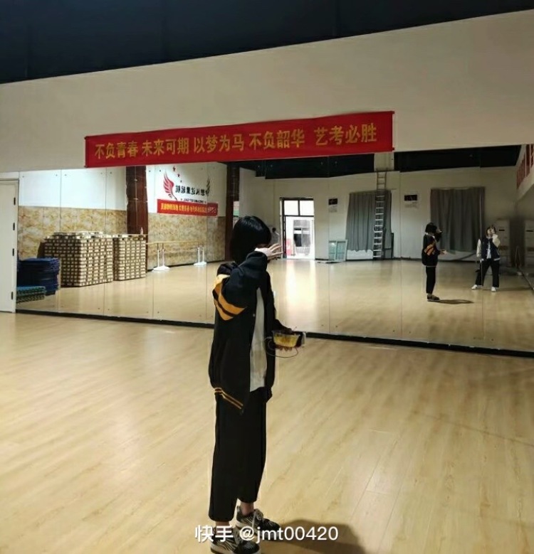 婷-河北省·石家庄市·裕华区--我是一个学生爱好打游戏拍照喜欢刷快手然后游戏王者飞车都会一点我也比较喜欢刷快手粉丝七百五十多嘿嘿