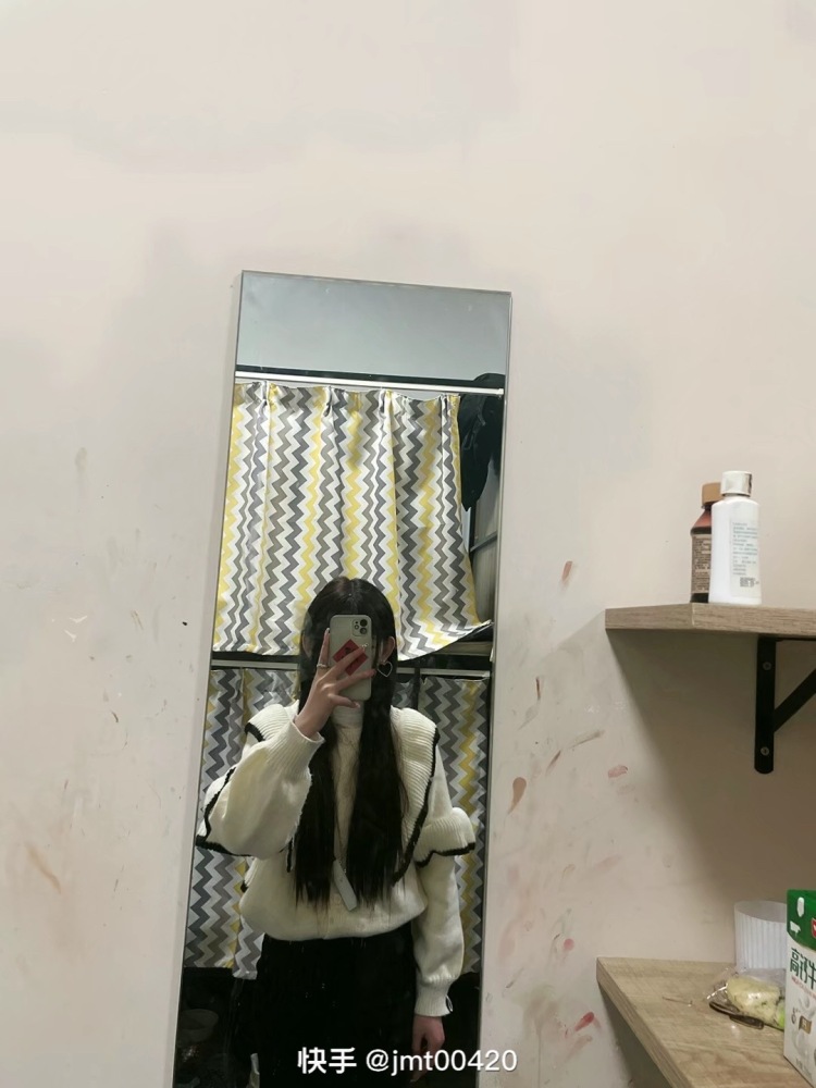 婷-河北省·石家庄市·裕华区--我是一个学生爱好打游戏拍照喜欢刷快手然后游戏王者飞车都会一点我也比较喜欢刷快手粉丝七百五十多嘿嘿