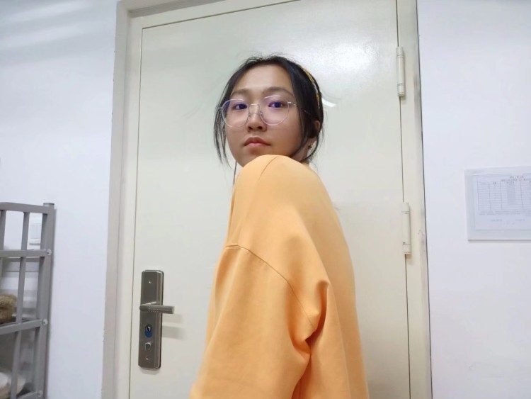a粥逸-河北省·保定市·莲池区--一个正在上学的学生
可以接寄拍,买家秀,衣服,化妆品,小饰品,卡子等,
也可以校园推广,以及试用