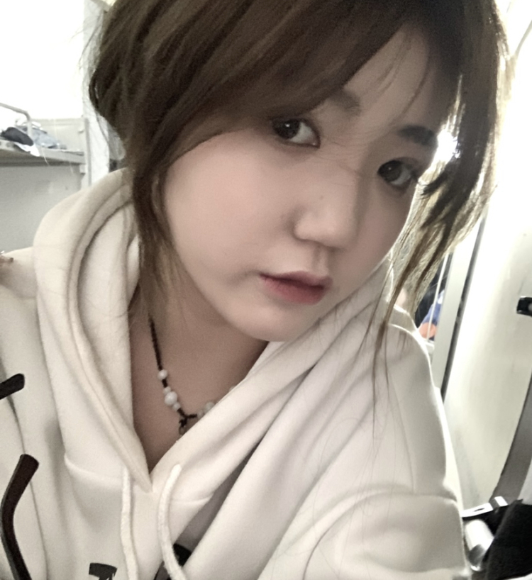 S.-河南省·郑州市·上街区-XIANSIAN-本人在校大学生 有丰富批图经验 身高170 日常喜欢拍照 可寄拍衣服 包包 鞋子