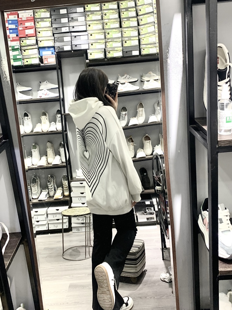 S.-河南省·郑州市·上街区-XIANSIAN-本人在校大学生 有丰富批图经验 身高170 日常喜欢拍照 可寄拍衣服 包包 鞋子