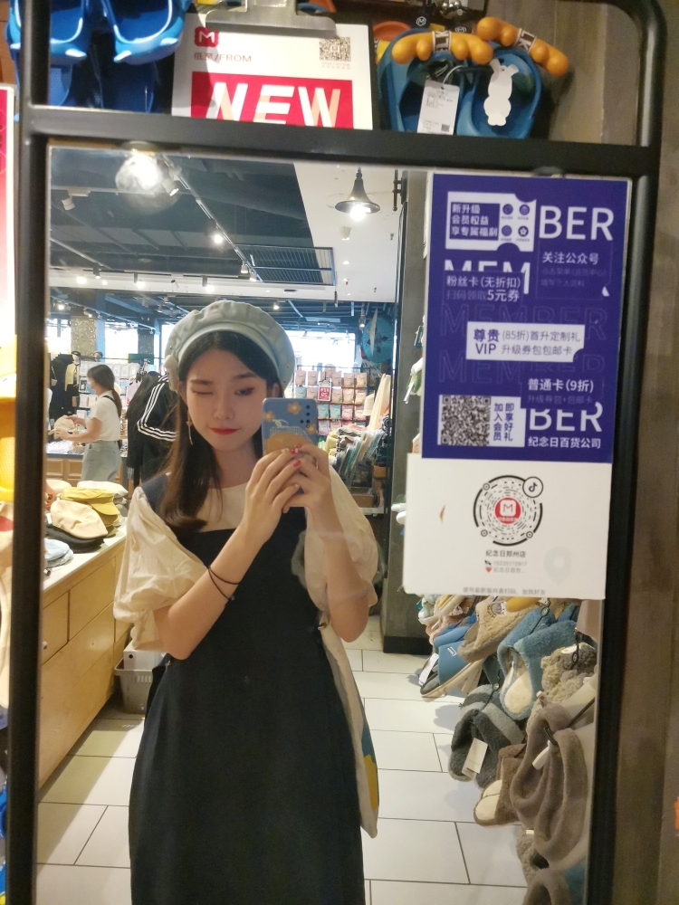 小何好哇塞!-河南省·郑州市·中原区-抖音,某红薯-只接寄拍,只接寄拍,身高161体重41公斤鞋码37,好看的衣服,包包,鞋子,首饰都可以,日用品也可以的~