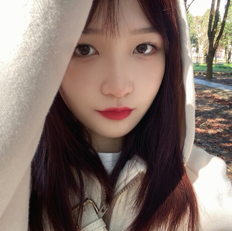 Babe.-江西省·南昌市·红谷滩区--本人158，42kg。接拍服装化妆品美瞳首饰等等都可以的，平常也喜欢拍照，新人一枚希望可以多接单～