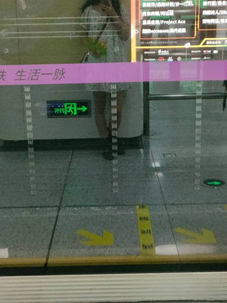 没关系都是小可奈丫-四川省·绵阳市·涪城区--我是一名学设计的学生，身高160，体重84斤，特长是画画，拍照技术过硬，会p图对衣服鞋子会搭配