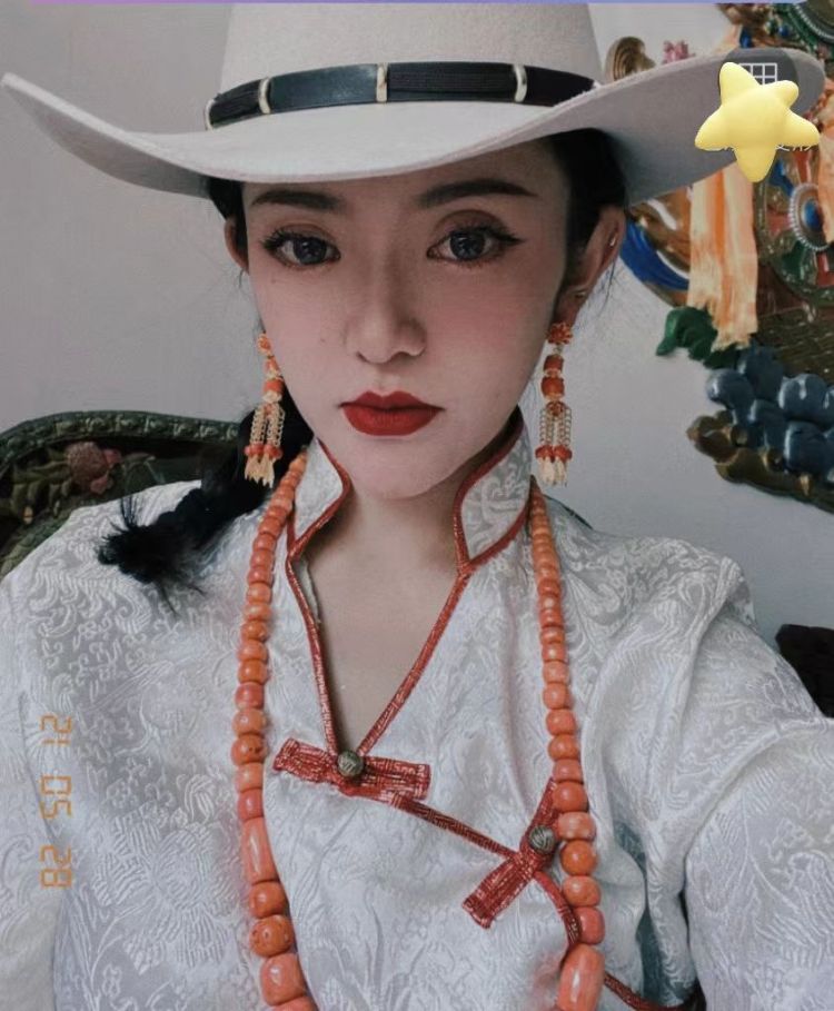没故事的女同学-四川省·成都市·青羊区-微博 抖音-喜唱歌跳舞打球 身高163 体重102(减脂中)可接寄拍 送拍 衣服鞋子耳饰美瞳 会P图会穿搭 可盐可甜
