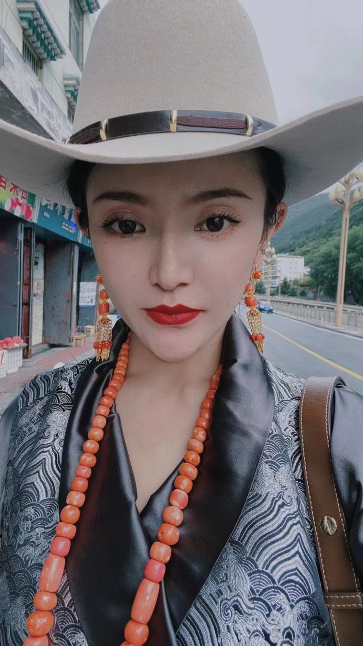 没故事的女同学-四川省·成都市·青羊区-微博 抖音-喜唱歌跳舞打球 身高163 体重102(减脂中)可接寄拍 送拍 衣服鞋子耳饰美瞳 会P图会穿搭 可盐可甜
