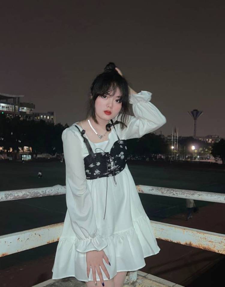 思思.-广东省·广州市·海珠区-抖音 快手  某红薯 微博-🉑接寄拍 送拍 鞋子 衣服 帽子 手链 戒指等等
   商家可以来找我🉑合作  价格详谈
   身高：166 
   体重130
   苹果型身材哦