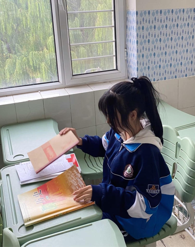 草莓蛋炒饭-内蒙古自治区·呼和浩特市·赛罕区-Ttp花-特长:美术 舞蹈 钢琴 尤克里里 爵士鼓 国标舞(每一个都得心应手)
抖音粉丝1430,可塑性强,认真负责,各种风格都可以驾驭,各种妆容得心应手,身材高挑,面容白净,不是很特别但是一定很努力