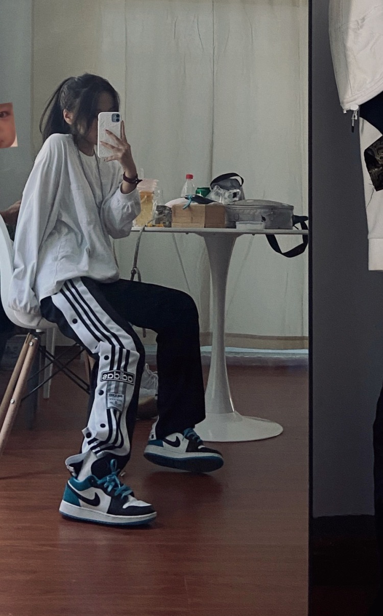 Viv-山东省·泰安市·泰山区-抖音-可以较好的穿搭搭配衣服 化妆技术也不错可以测评美妆 想接一些网拍寄拍 或者美妆测评