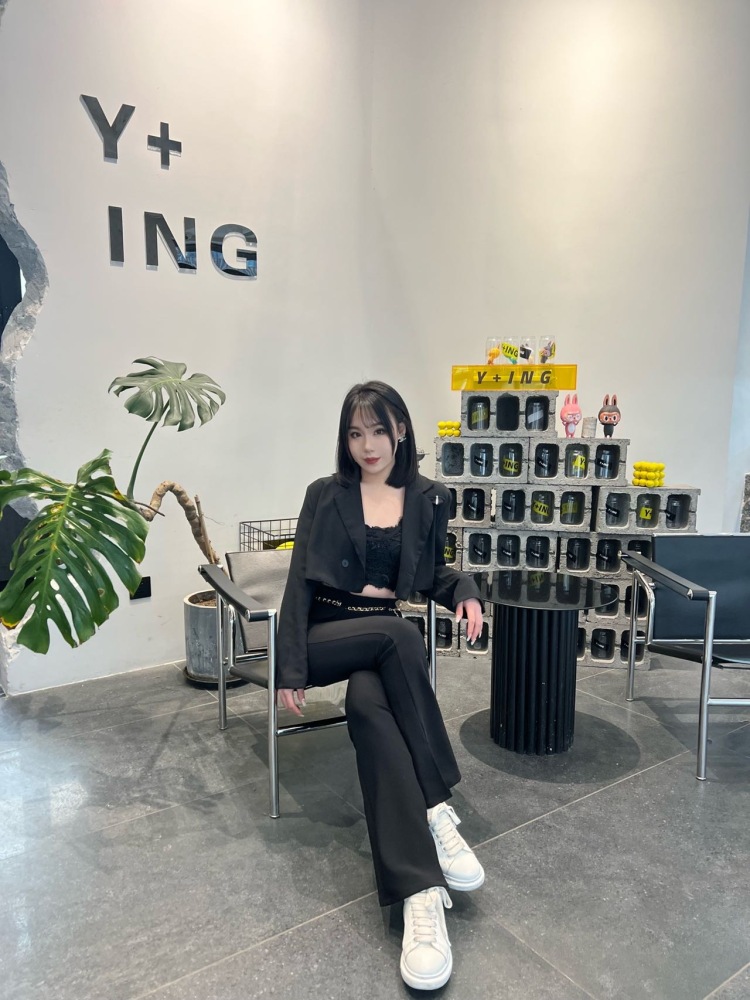 Vina_-山东省·济南市·槐荫区--身高163 体重108 年龄23 自由职业有充分时间可以接拍 接拍范围:衣服 饰品 鞋子 墨镜 发饰等