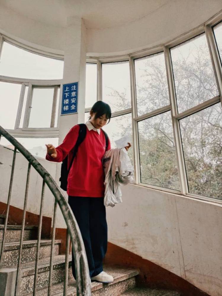 李肖贝-河南省·安阳市·滑县-抖音-会拍照会p图会剪辑有自带相机,拍照清晰价格好商量。会弹吉他,会画画