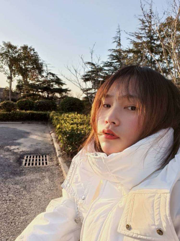 李肖贝-河南省·安阳市·滑县-抖音-会拍照会p图会剪辑有自带相机，拍照清晰价格好商量。会弹吉他，会画画