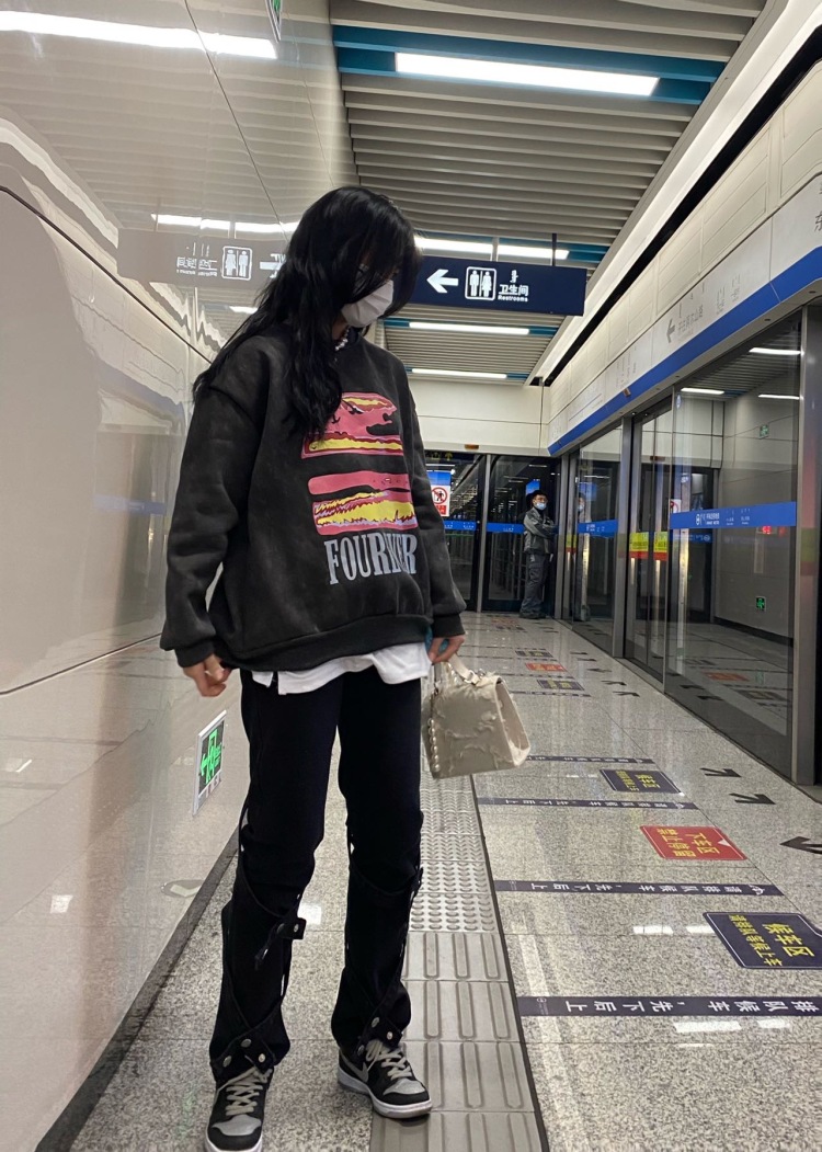 草莓蛋炒饭-内蒙古自治区·呼和浩特市·新城区-Ttp花-特长：美术 舞蹈 钢琴 尤克里里 爵士鼓 国标舞（每一个都得心应手）
抖音粉丝1430，可塑性强，认真负责，各种风格都可以驾驭，各种妆容得心应手，身材高挑，面容白净，不是很特别但是一定很努力