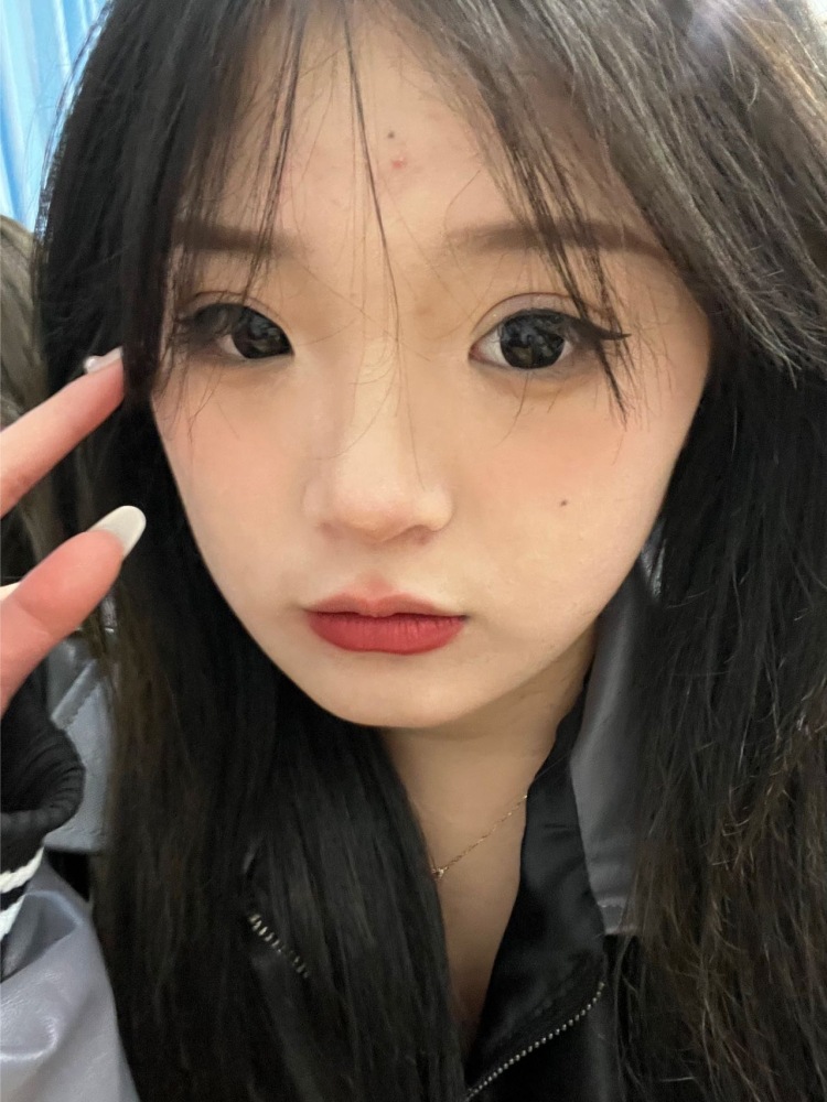 堃💗-河南省·郑州市·上街区-抖音快手-会拍照 会修图 面容姣好 手指好看 比较可爱 可以驾驭各种风格 接寄拍 衣服 包包 鞋子 美甲 首饰都可以价格合适就行