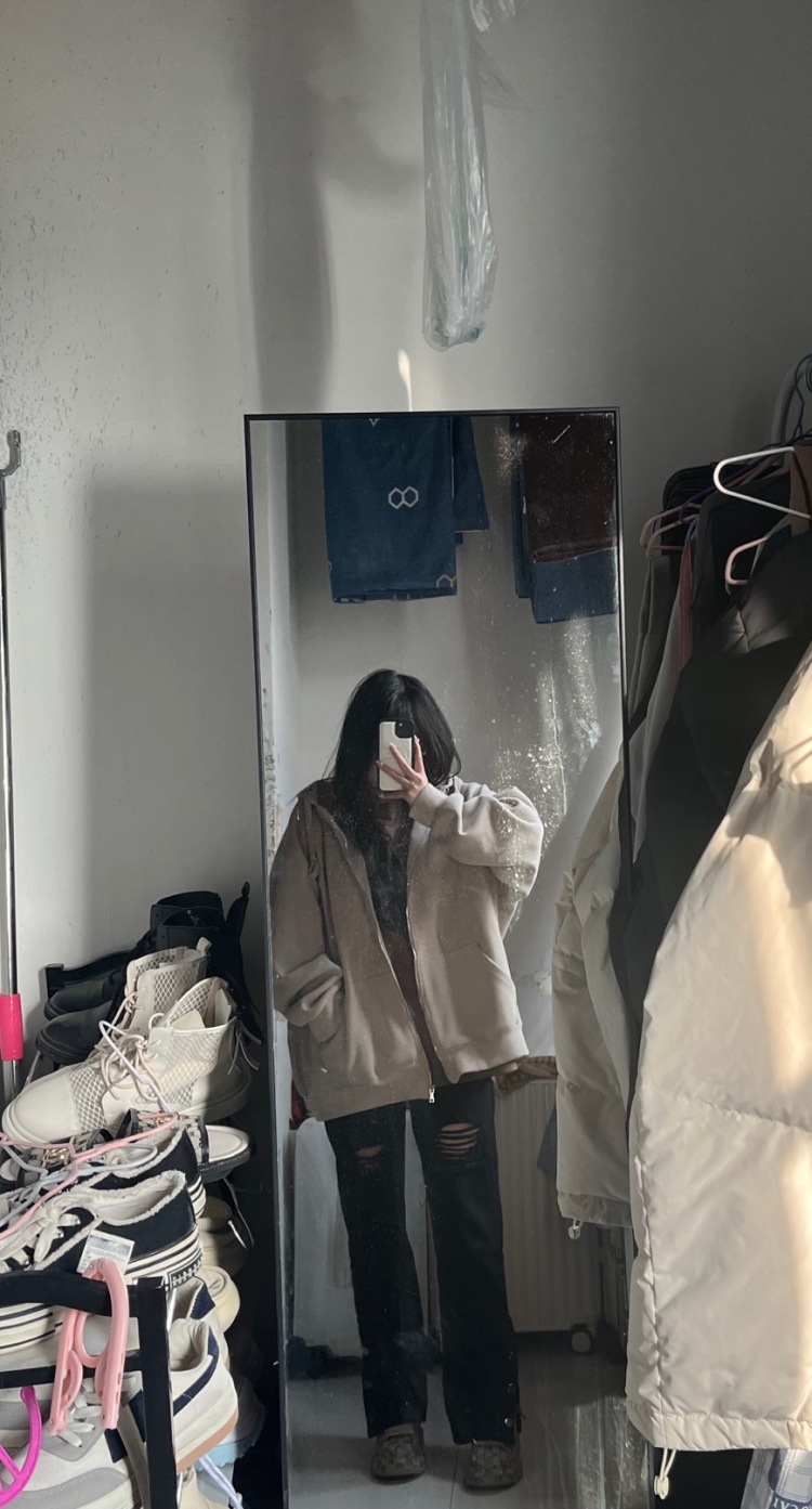 堃💗-河南省·郑州市·上街区-抖音快手-会拍照 会修图 面容姣好 手指好看 比较可爱 可以驾驭各种风格 接寄拍 衣服 包包 鞋子 美甲 首饰都可以价格合适就行