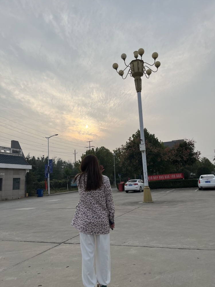 堃💗-河南省·郑州市·上街区-抖音快手-会拍照 会修图 面容姣好 手指好看 比较可爱 可以驾驭各种风格 接寄拍 衣服 包包 鞋子 美甲 首饰都可以价格合适就行