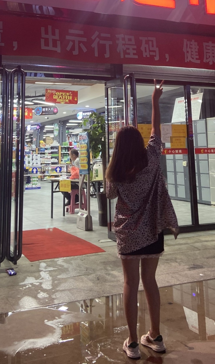 堃💗-河南省·郑州市·上街区-抖音快手-会拍照 会修图 面容姣好 手指好看 比较可爱 可以驾驭各种风格 接寄拍 衣服 包包 鞋子 美甲 首饰都可以价格合适就行