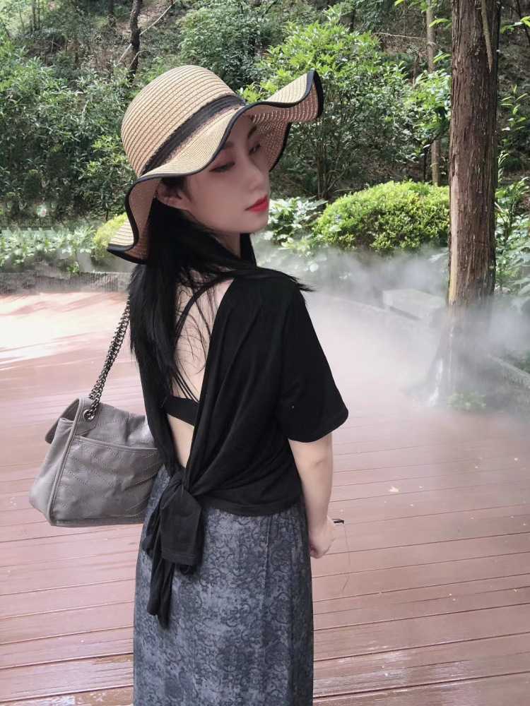 Lᴏʏᴀʟ ᴛᴏ.-湖北省·荆州市·洪湖市-抖音 微博 某红薯-热爱穿搭,热爱拍照,目前担任音乐老师,毕业于某艺术学院钢琴专业,长得凑合p图高手需要寄拍的找我准没错