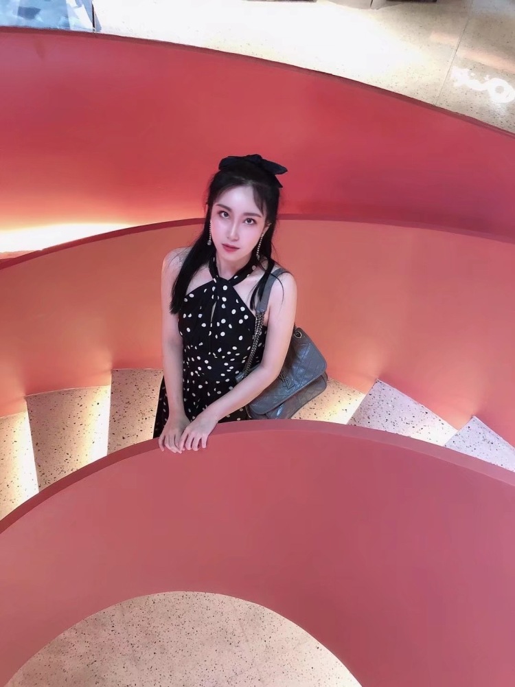 Lᴏʏᴀʟ ᴛᴏ.-湖北省·荆州市·洪湖市-抖音 微博 某红薯-热爱穿搭,热爱拍照,目前担任音乐老师,毕业于某艺术学院钢琴专业,长得凑合p图高手需要寄拍的找我准没错