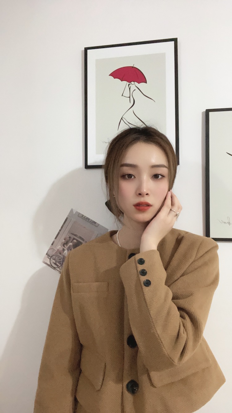 👑-河南省·郑州市·管城回族区-抖音、小红薯-平时喜欢拍拍，玩玩转转。擅长P图。可以接一些买家秀、寄拍例如衣服鞋子包包饰品等等等活动。