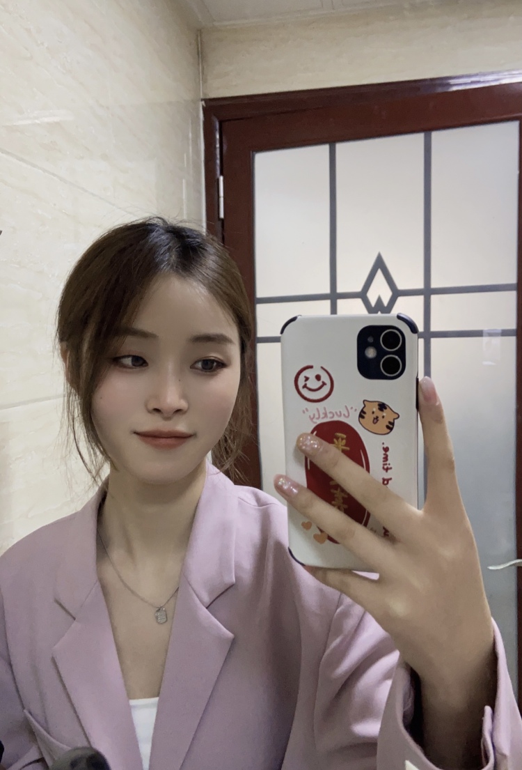 👑-河南省·郑州市·管城回族区-抖音、小红薯-平时喜欢拍拍，玩玩转转。擅长P图。可以接一些买家秀、寄拍例如衣服鞋子包包饰品等等等活动。