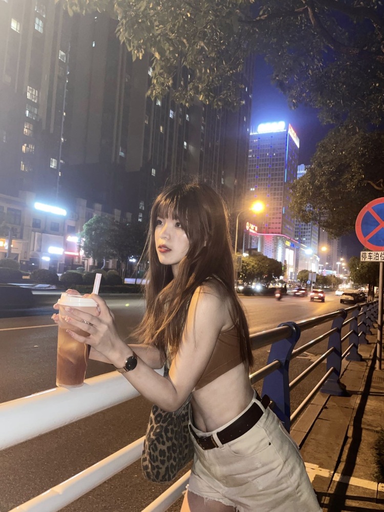 西决-湖北省·荆门市·掇刀区--接寄拍，风格可以多变但是不接低俗衣服，不拍jk不拍汉服，170，54 接受露脸