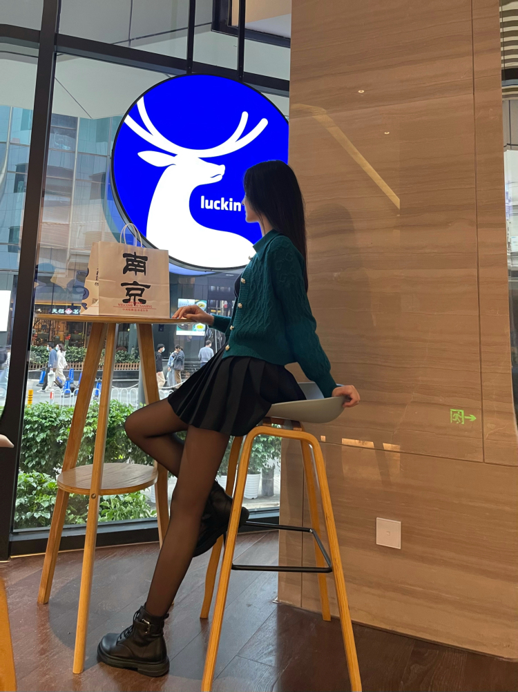 Z.z-江苏省·苏州市·相城区-抖音、微博、B站-接送寄拍，喜欢拍照，会化妆，可p图
风格清新，复古，日系，oversize等都可
身高：170CM
体重：55KG
身份：大学生
年龄：19