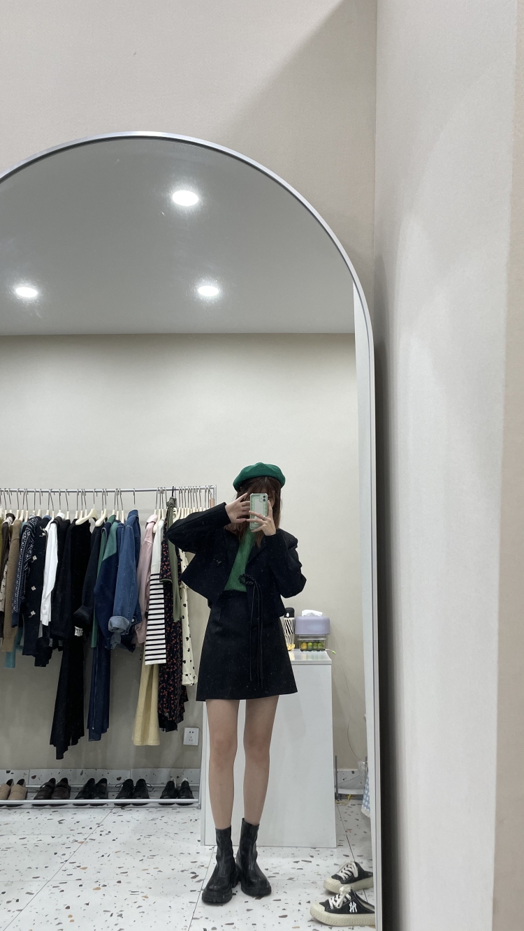 Zoe-浙江省·杭州市·上城区-微博 某红薯-自主经营一家女装店 爱好穿搭 拍照 对服装特别感兴趣 可以接单一些买家秀之类的寄拍 各种风格都可以尝试的~