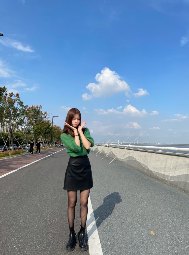 Zoe-浙江省·杭州市·上城区-微博 某红薯-自主经营一家女装店 爱好穿搭 拍照 对服装特别感兴趣 可以接单一些买家秀之类的寄拍 各种风格都可以尝试的~