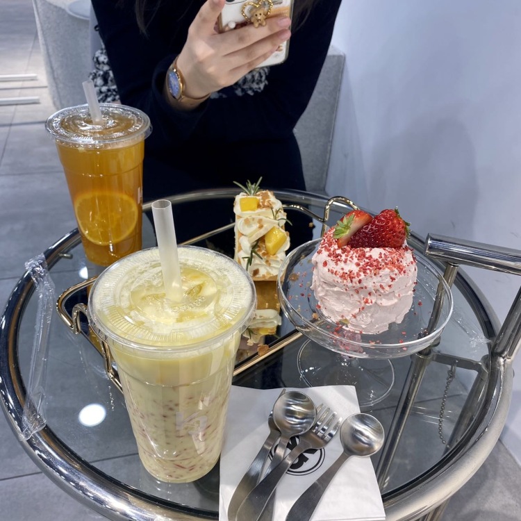 katerina-四川省·成都市·锦江区--可拍服装、探店、化妆品，可接衣服寄拍，饰品，（耳饰、手饰、头饰）155 48kg