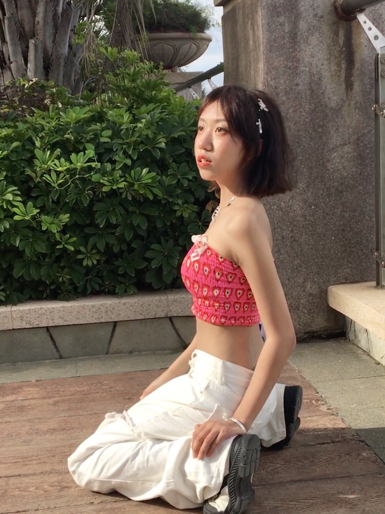 乱码乙女-广东省·惠州市·惠东县--会化妆会拍照会修图 可以拍海景 风格多变
净身高158
体重84
