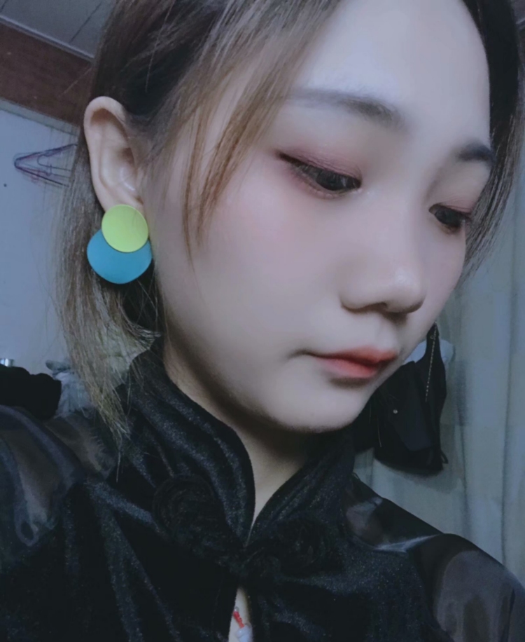 俺想窝粑粑🙋-浙江省·舟山市·普陀区-抖音  快手  知乎 某红薯-新人小姐姐  初来乍到  身高165cm  体重98斤  是位皮肤管理师  顾名思义对皮肤和护肤品比较了解  那肯定对健康问题也是比较擅长的   喜欢拍照 P图一把手  吃个十足的吃货   喜欢穿搭 