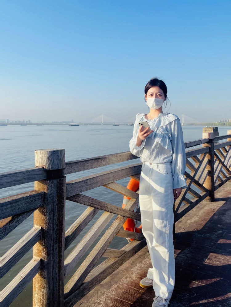 YUE-江苏省·南京市·秦淮区--165 105日常喜欢拍照 p图 买衣服 饰品 也很喜欢分享日常 吃喝玩乐