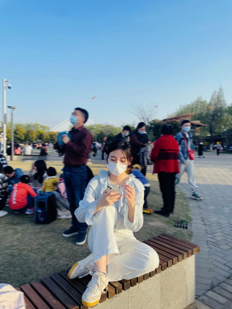 YUE-江苏省·南京市·秦淮区--165 105日常喜欢拍照 p图 买衣服 饰品 也很喜欢分享日常 吃喝玩乐