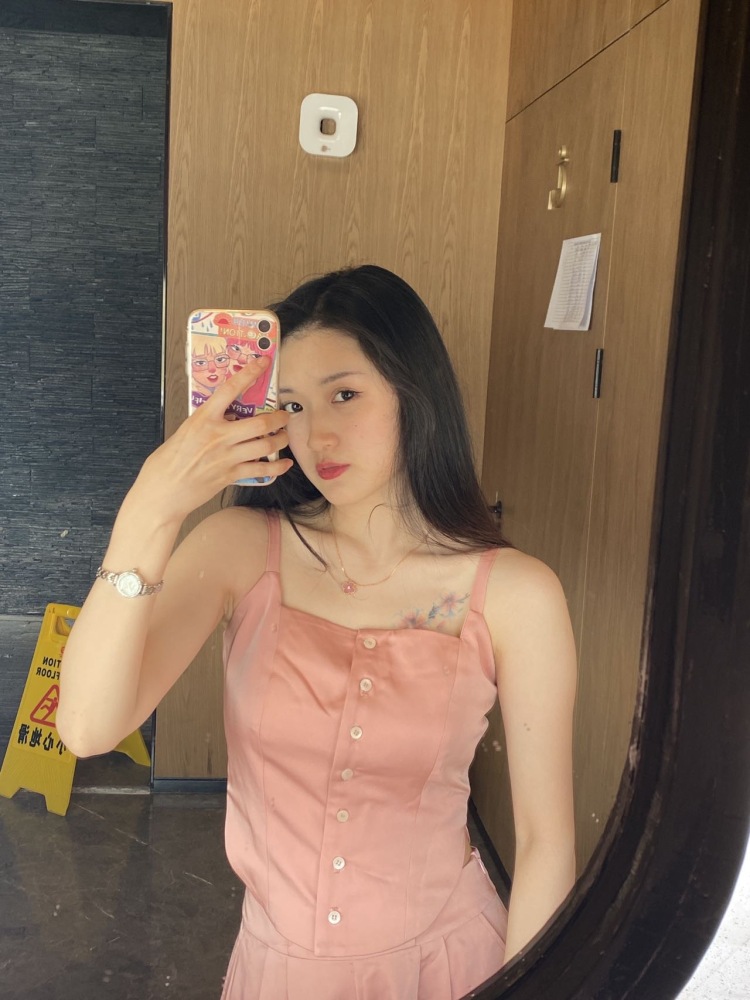 ᥫᩣ L·s-重庆市·重庆市·渝北区--可以做买家秀，服装、首饰、鞋都没毛病。在姐妹店铺有做模特，但经验毕竟还是太少，所以目前是个素人。积累经验的同时给自己赚点奶茶钱。短视频拍摄和制作我可以独立完成，之前有做个账号，10多w的粉丝，因个人原