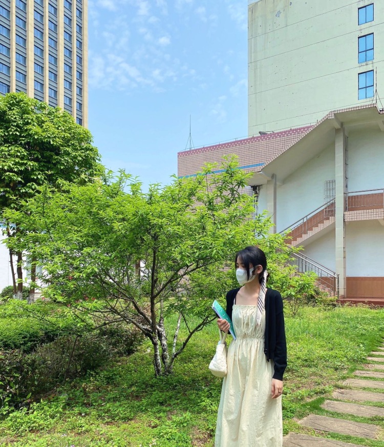 Je t'aime-广西壮族自治区·南宁市·西乡塘区--身高163体重94 日常喜欢拍照，穿好看的衣服，可以接买家秀 衣服 鞋子 首饰都可以
