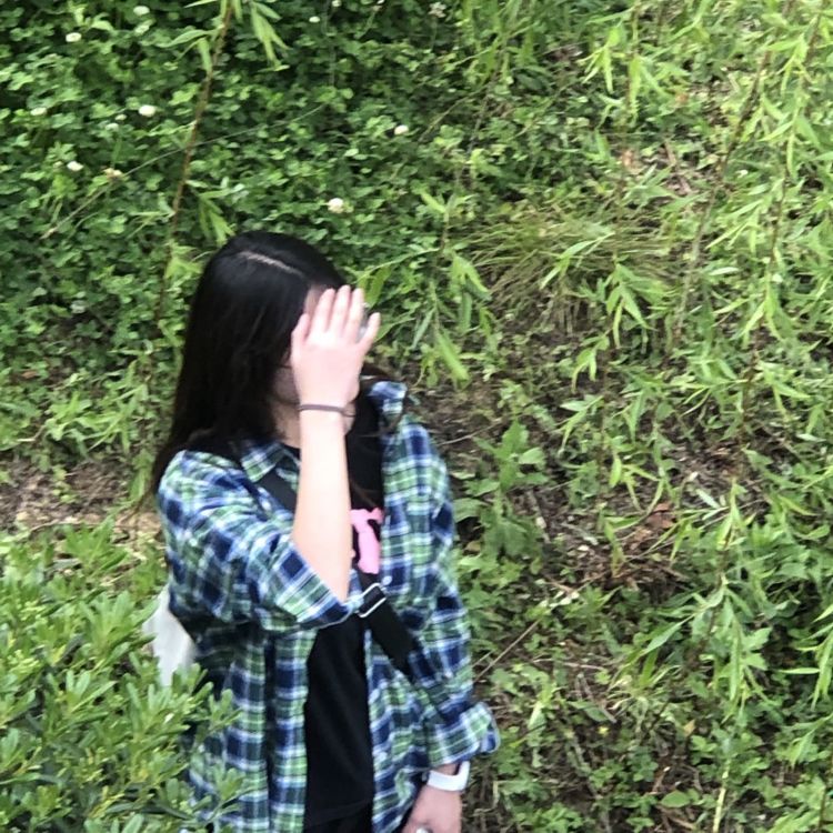 ・H・-贵州省·安顺市·西秀区--身高168cm体重51kg算微胖吧，学生，平常喜欢自行搭配一些衣服，接寄拍。