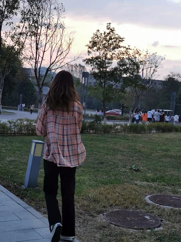 ・H・-贵州省·安顺市·西秀区--身高168cm体重51kg算微胖吧，学生，平常喜欢自行搭配一些衣服，接寄拍。