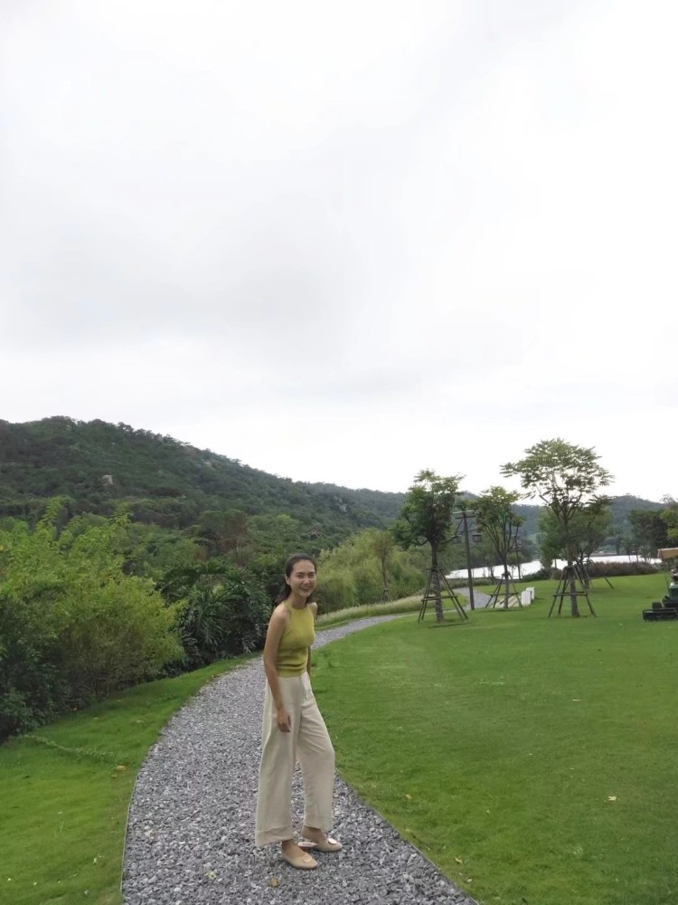 苗苗-黑龙江省·鸡西市·虎林市--做了5年旅游行业,喜欢旅游,带团的空余时间偶尔会去网红店拍照,想接一些服装,饰品类的寄拍,