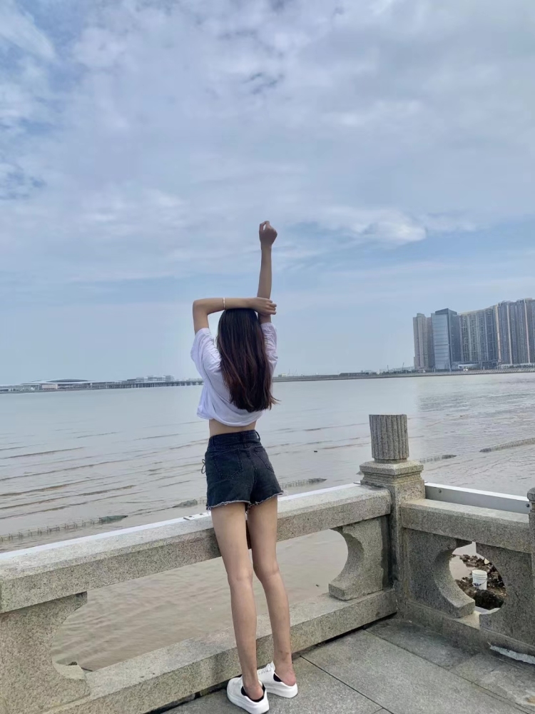 姬儿-广东省·佛山市·顺德区-抖音,快手-喜欢拍照,身高164,体重85.喜欢穿搭,饰品,抖音粉丝1000+,想要接寄拍,买家秀,喜欢请联系我。
