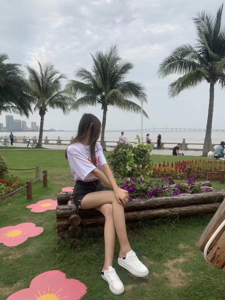 姬儿-广东省·佛山市·顺德区-抖音,快手-喜欢拍照,身高164,体重85.喜欢穿搭,饰品,抖音粉丝1000+,想要接寄拍,买家秀,喜欢请联系我。