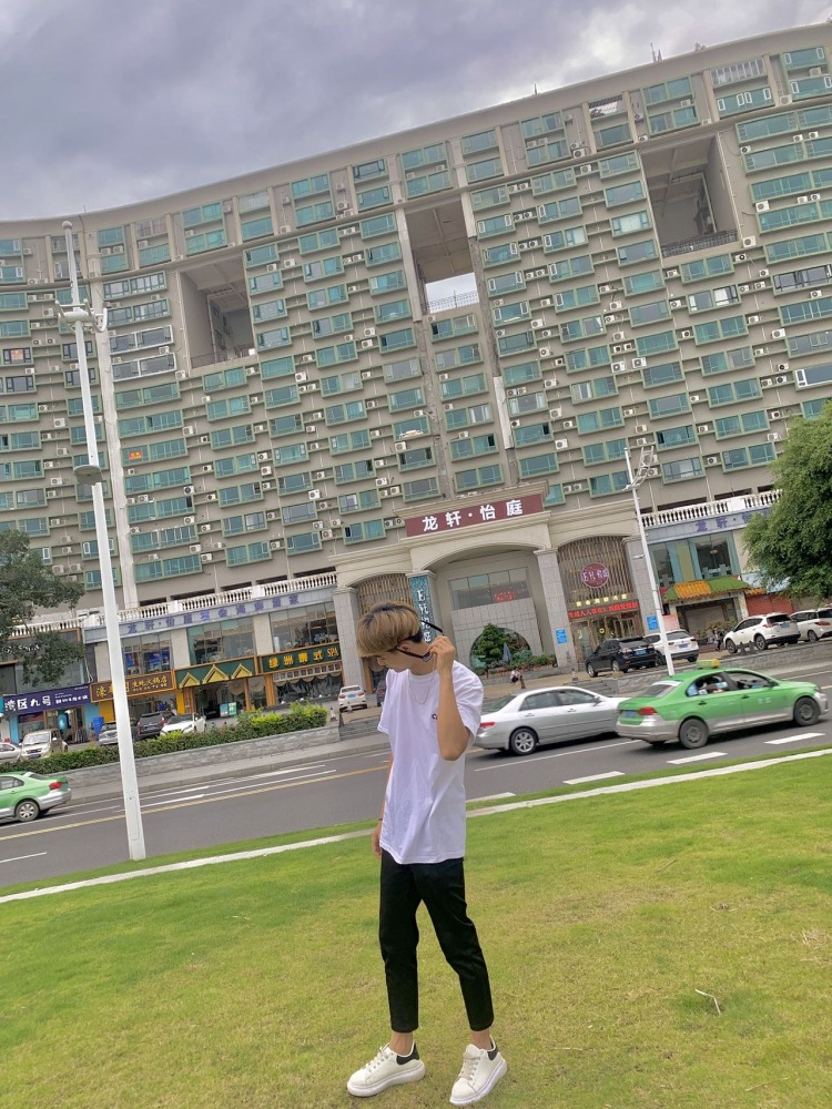 豪-广东省·佛山市·顺德区-抖音-喜欢拍照,身高172,体重110。喜欢穿搭,抖音粉丝20000+,想要接寄拍,买家秀,喜欢请联系我。