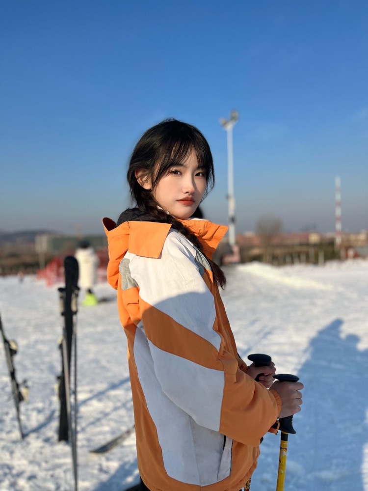 不甜-山东省·威海市·环翠区-抖音-平常喜欢发一下抖音 粉丝8000多 风格百变 价格可议 可接寄拍 开箱 短视频