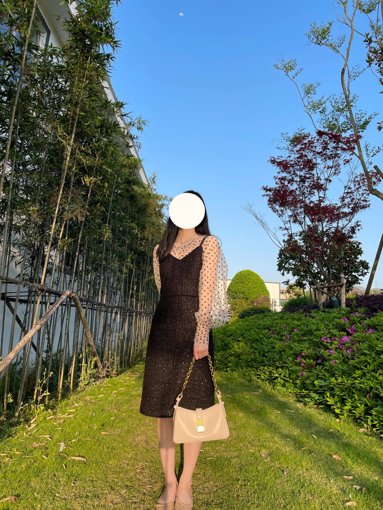 LIU-浙江省·温州市·瑞安市--身高162cm 体重47.5kg  接买家秀，室外拍摄，衣服好看可无佣金置换，新人一枚，但每一单一定认真对待！