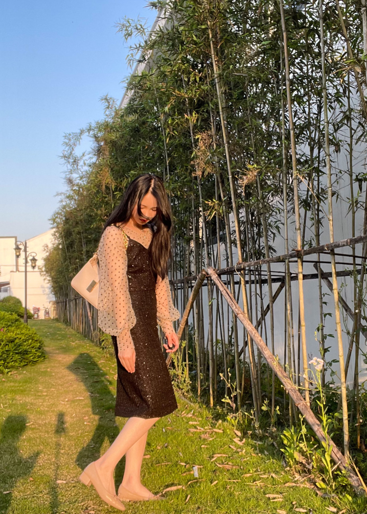 LIU-浙江省·温州市·瑞安市--身高162cm 体重47.5kg  接买家秀，室外拍摄，衣服好看可无佣金置换，新人一枚，但每一单一定认真对待！