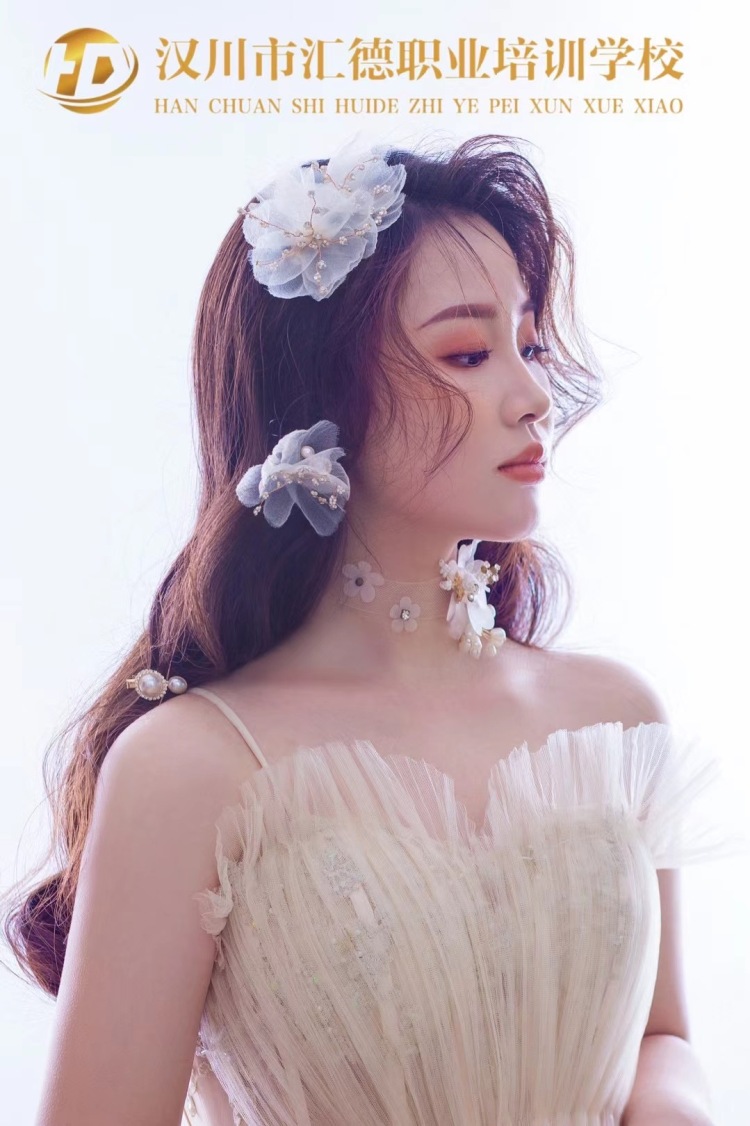 橘生-湖北省·武汉市·洪山区-快手:是小周了抖音:是莉莉莉哎-自由职业者 时间充裕 学过摄影 接各种网拍买家秀 接寄拍 身高160 体重135 微胖 接大码女装
在影楼当过造型妆面模特