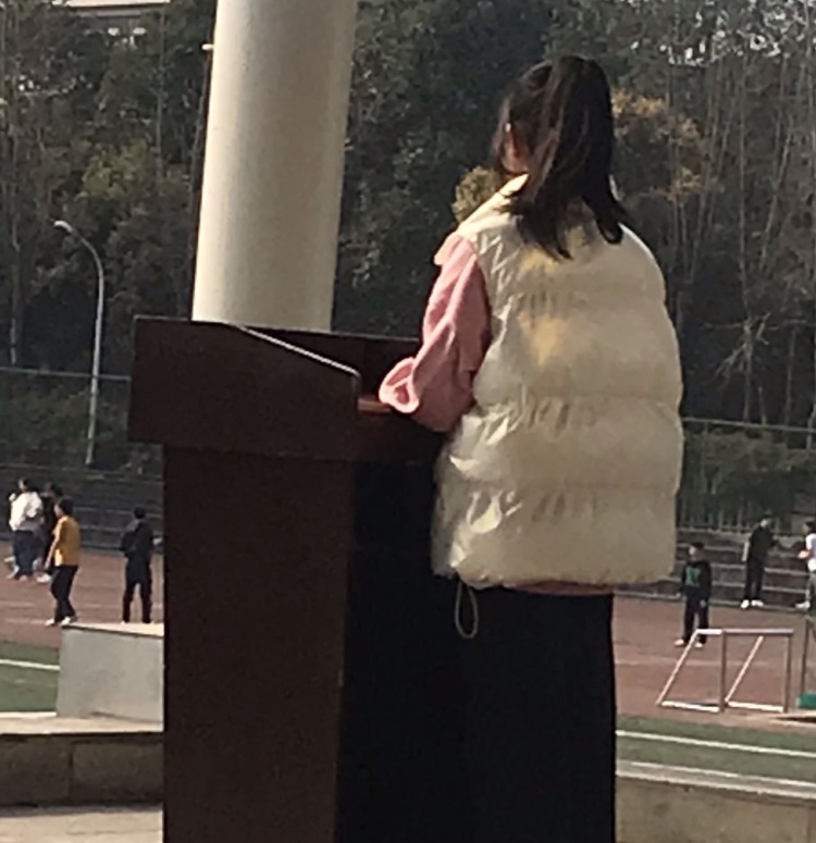 L.-重庆市·重庆市·铜梁区-快手极速版;抖音-本人是学生党,想利用空余时间来做做寄拍,赚点零花钱用,虽然是新手,但是我可以学,求求了~一定要找我啊!!!