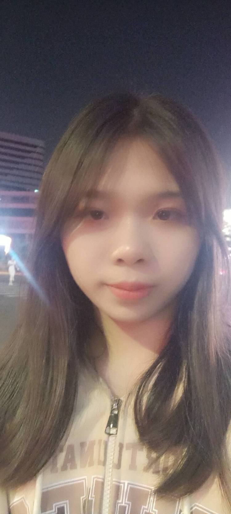 慧慧-海南省·海口市·美兰区-快手-穿搭衣服,购物,拍照,画画,还日常去打卡,接衣服穿搭,短视频vIog,探店打卡,想成为穿搭博主。