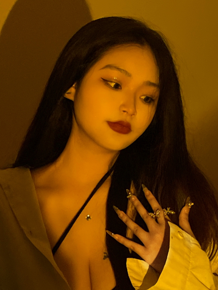 九尾-江苏省·南京市·栖霞区-抖音-可接衣服,鞋子,饰品,抖音粉丝2700+,风格不定义,接寄拍或者送拍
